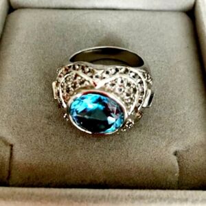 6 carat genuine Blue Topaz filigree ring in sterling silver. Size 8